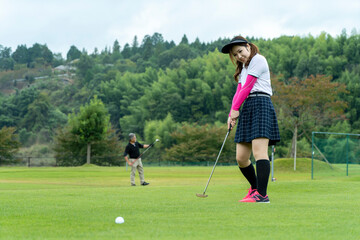 ゴルフを楽しむ女性