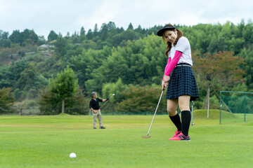 ゴルフを楽しむ女性