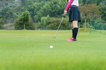 Obraz premium ゴルフを楽しむ女性