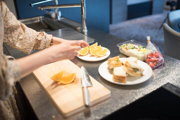 サンドイッチとオレンジ