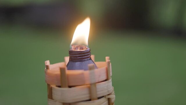 Bamboo Torche de torche with flame burning