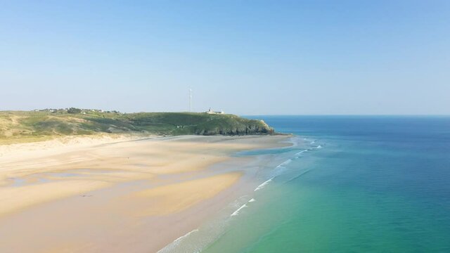 La plage de Carteret et son Cap de Carteret en France, en Normandie, dans le Cotentin, &agrave; Barneville Carteret, en &eacute;t&eacute;.