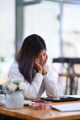 Obraz premium Portrait of young female employee taking a break at her office desk.