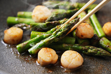 グリーンアスパラガスと帆立のバター炒め　Stir-fried green asparagus and scallops...