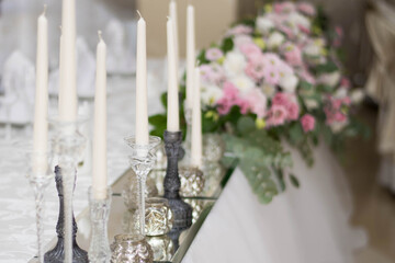 Main table at a wedding reception with beautiful fresh flowers