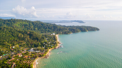 Obraz premium Drone aerial view of landscape and many reosrt at Khao Lak,Phang Nga