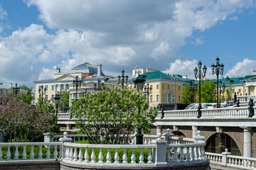 Fototapeta premium Alexander Garden in the Moscow Kremlin. Spring flowers bloom in the Alexander Garden