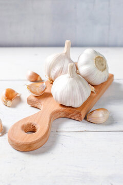 Garlic cloves and garlic bulbs.