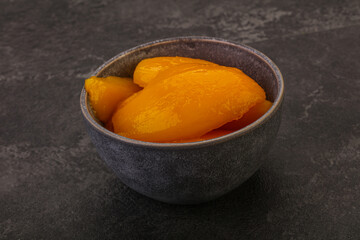 Sweet mango slices in syrop
