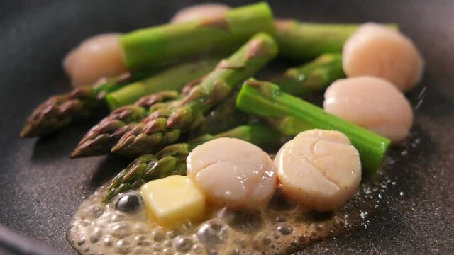 グリーンアスパラガスと帆立のバター炒め　Stir-fried green asparagus and scallops with butter