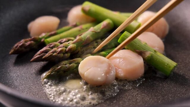 グリーンアスパラガスと帆立のバター炒め　Stir-fried green asparagus and scallops with butter