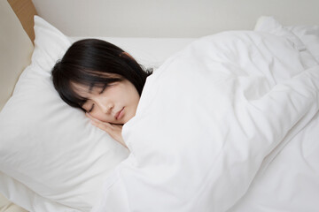 ベッドで眠る女性