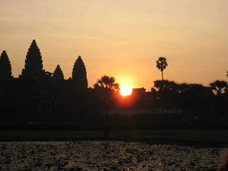カンボジア、アンコールワットで日の出。
 Sunrise in Angkor Wat, Cambodia. 
