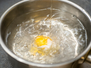 poached egg cooking
