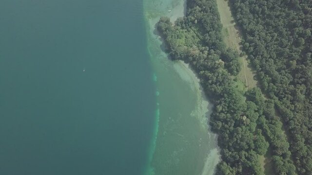 Vue de drone avant du lac, eau turquoise. Lac du Bourget, Savoie, France. Paysage des alpes avec lac, arbres, eau 
