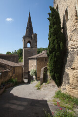 Fototapeta na wymiar Ruelle du village perché de Grâne dans la Drôme avec une église au bout de la rue