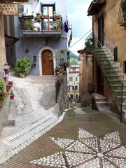 Malownicza uliczka włoskiego miasteczka Subiaco.
