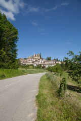 Fototapeta na wymiar Une route en pente conduit au village perché de Chabrillan dans la Drôme