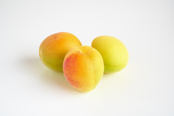 日本の梅の実を白バックで