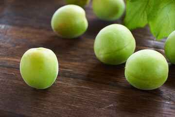 日本の梅の実を木目テーブルで