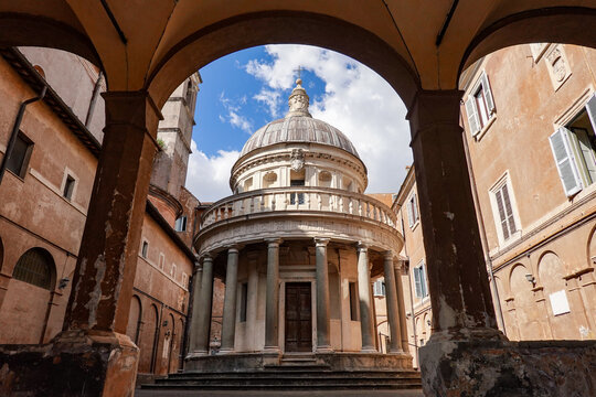 ローマのサン・ピエトロ・イン・モントリオ教会、建築家ブラマンテが建てたテンピエット（小神殿）