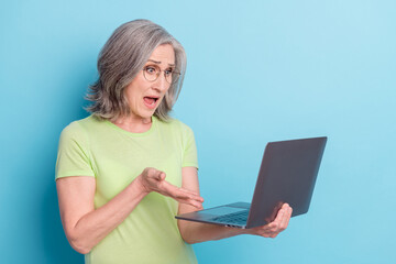 Naklejka premium Photo of shocked angry unhappy old woman look laptop deadline isolated on pastel blue color background