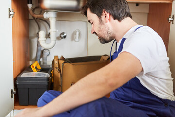 Handwerker oder Heimwerker bei der Reparatur o