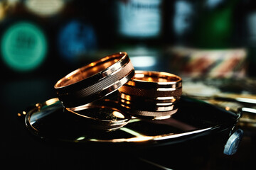 Obraz na płótnie Canvas Wedding gold rings on brown background