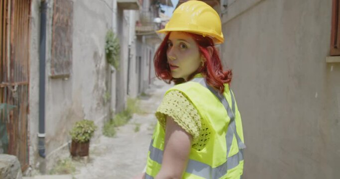 Soccorritore donna spaventata scappa via in una citt&agrave; fantasma