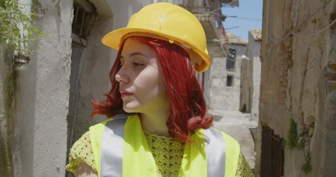 Giovane architetto donna controlla le case in una via