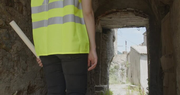 Giovane architetto donna controlla le case in una via