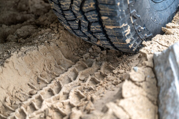 Reifenspuren Offroadfahrzeug im Sand