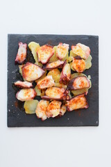 Pata de pulpo cocida y troceada a la gallega