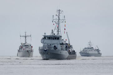 WARSHIPS -  Minehunter squadron sails on the sea 