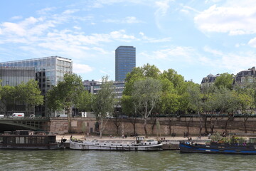 Le quai de la Tournelle le long du fleuve Seine, avec la tour Montparnasse en arri&egrave;re plan, ville de Paris, France
