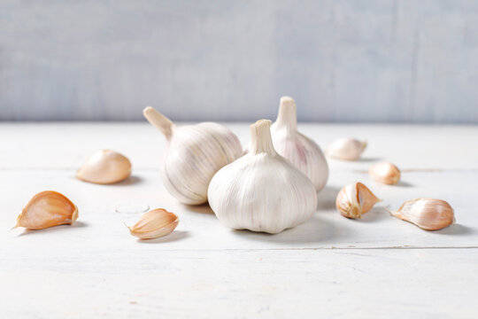 Garlic cloves and garlic bulbs.