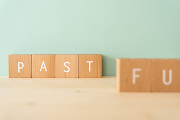 過去｜「PAST」と書かれた積み木