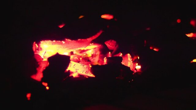 brasas encendidas en una barbacoa 