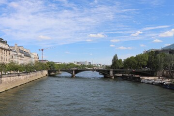 Fototapeta na wymiar Le pont Sully sur le fleuve Seine, ville de Paris, France