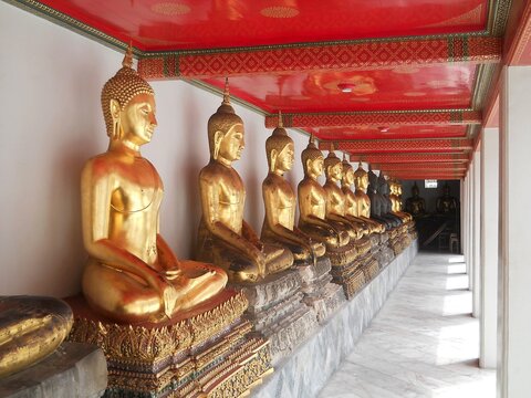 タイの仏像の列