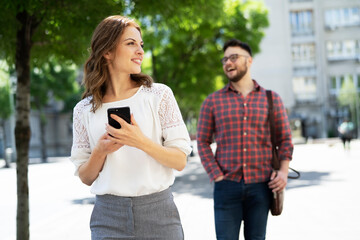 Obraz premium Happy young couple outdoors. Loving couple walking in the city.