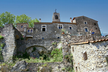 La chapelle du Dugas domine, de son piton rocheux, la ville de Saint-Ambroix en Occitanie dans le...
