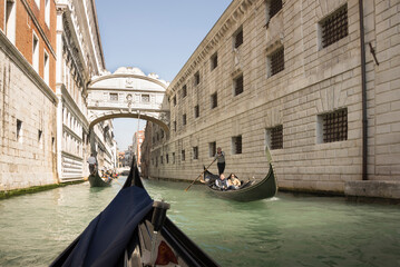  The gondolier floats on a gondola with tourists - obrazy, fototapety, plakaty