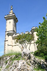 La chapelle du Dugas domine, de son piton rocheux, la ville de Saint-Ambroix en Occitanie dans le...