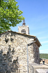La chapelle du Dugas domine, de son piton rocheux, la ville de Saint-Ambroix en Occitanie dans le...