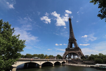 Obraz premium La tour Eiffel, tour métallique de 324 mètres de haut construite en 1889, vue de l'extérieur, ville de Paris, France
