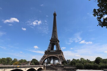 La tour Eiffel, tour métallique de 324 mètres de haut construite en 1889, vue de l'extérieur, ville de Paris, France