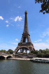 La tour Eiffel, tour métallique de 324 mètres de haut construite en 1889, vue de l'extérieur, ville de Paris, France