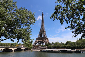Obraz na płótnie Canvas La tour Eiffel, tour métallique de 324 mètres de haut construite en 1889, vue de l'extérieur, ville de Paris, France