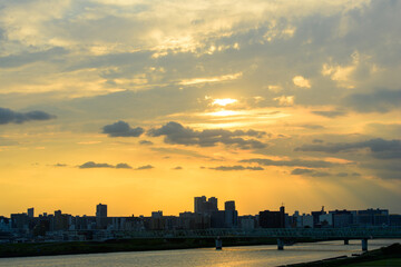 Naklejka premium 日本の東京の街に沈む夕日